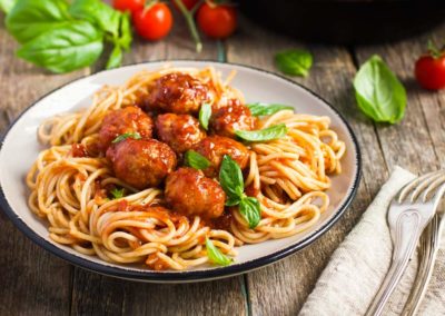 Meatballs-mit-Nudeln-und-Tomatensauce