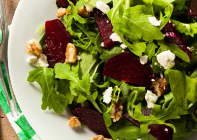 Salat-von-Roter-Bete-Rucola-Walnuessen-und-Feta