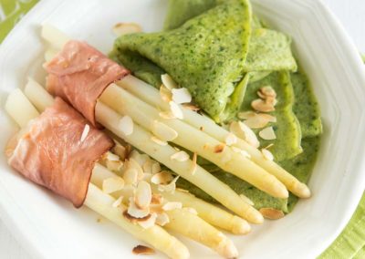 Gebratener-Spargel-mit-Baerlauchcrepes