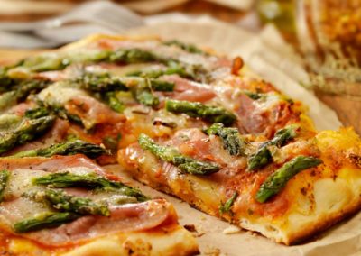 Pizza-mit-Spargel-und-Schinken
