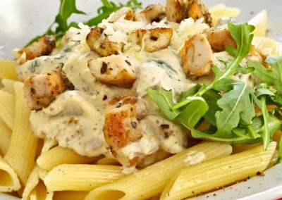 Rigatoni-mit-Haehnchenbrust-in-cremiger-Gorgonzolasauce