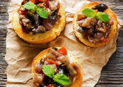 Bruschetta-mit-geroesteter-Aubergine-und-Tomaten