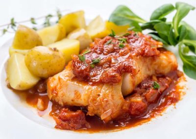 Sanft-gebratene-Kabeljaufilets-in-Tomatenragout
