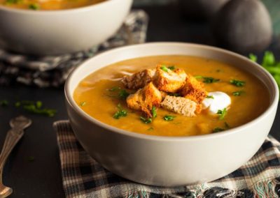 Butternuss-Kuerbis-Suppe-mit-krossen-Brotstueckchen