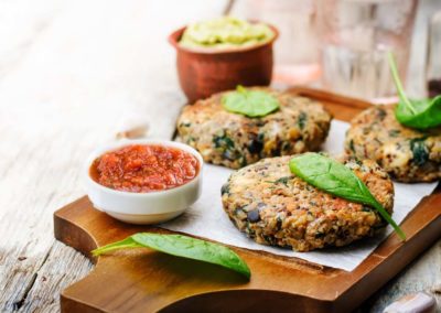 Quinoa-Buletten-mit-Tomaten-Dip
