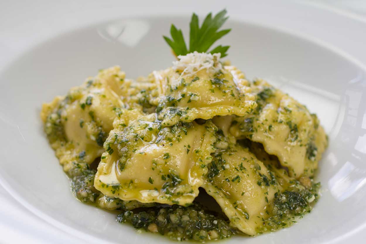 Selbstgemachte Ravioli mit Ricotta-Pesto-Füllung - Gesund gut Essen