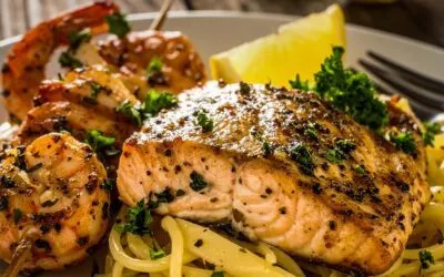 Gegrillter Schwertfisch mit Scampispießen und Linguine