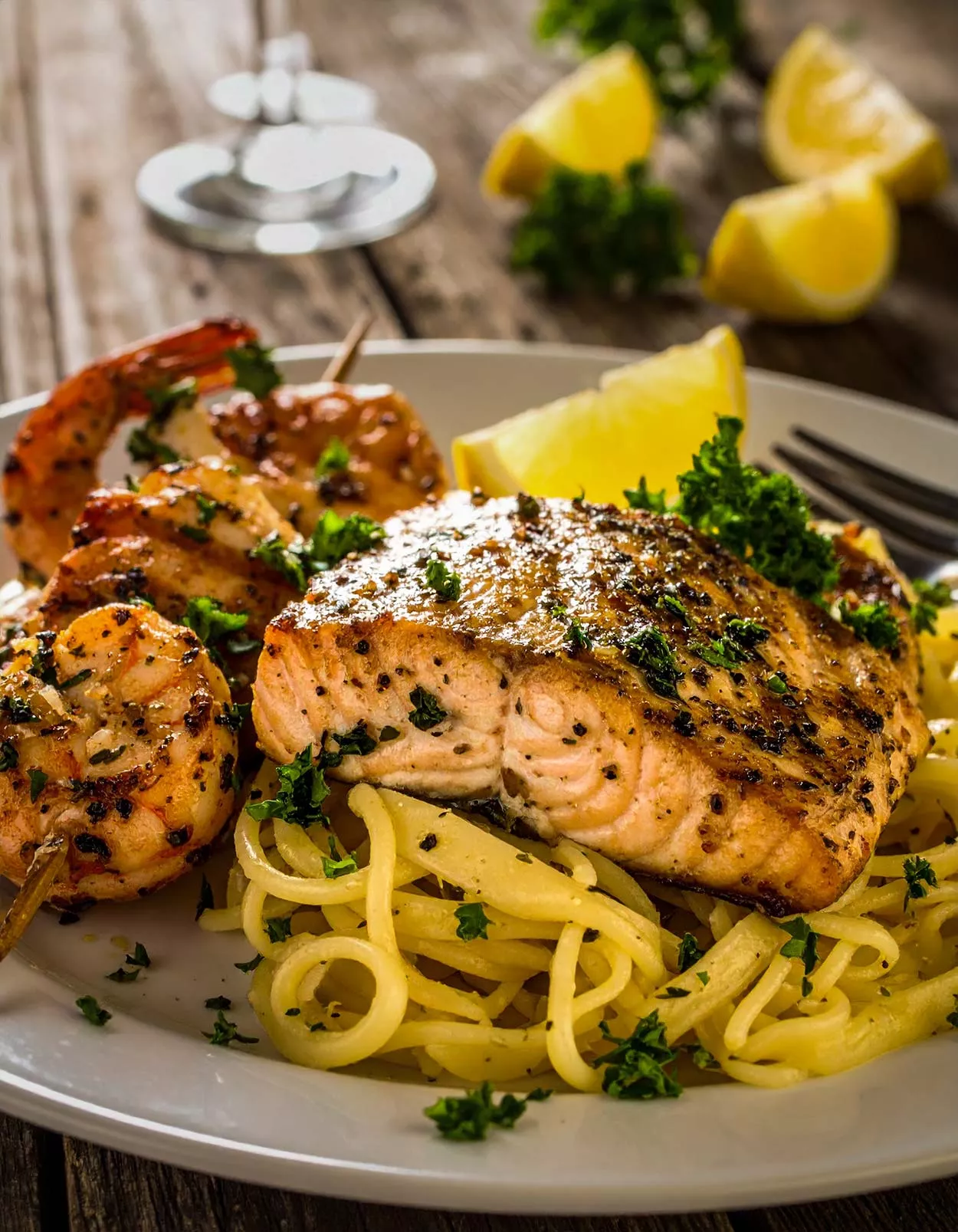 gegrillter-schwertfisch-mit-scampispiessen-k