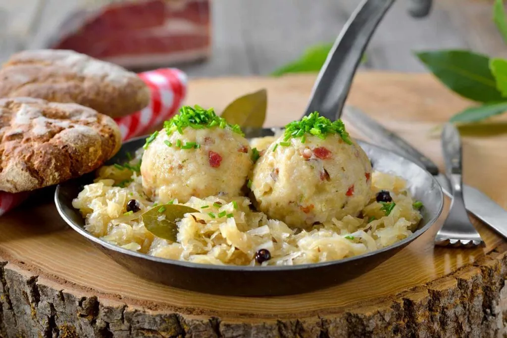 Speckknödel mit Sauerkraut
