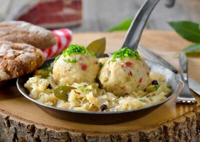 Speckknödel mit Sauerkraut