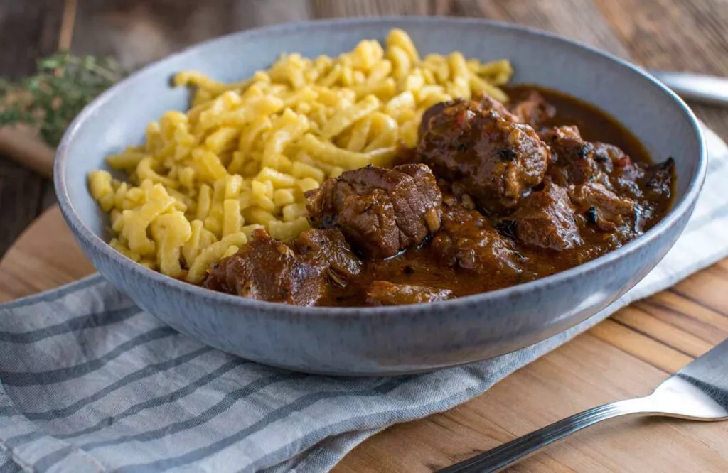 Biergulasch mit Spätzle