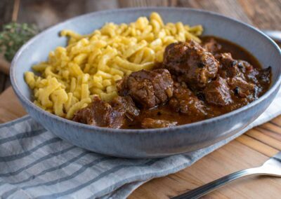 Biergulasch mit Spätzle