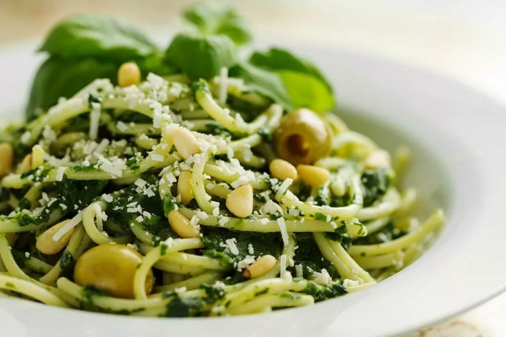 Spaghetti mit Spinat und Pinienkernen