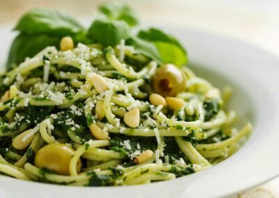 Spaghetti mit Spinat und Pinienkernen