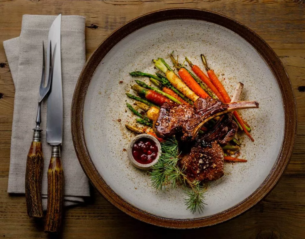 Gegrillte Lammkoteletts mit gebackenem Gemüse