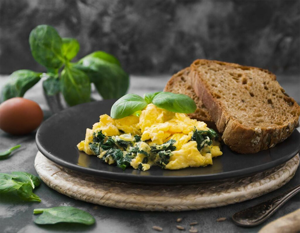 Rührei-mit-Spinat-und-Vollkornbrot