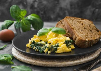 Rührei-mit-Spinat-und-Vollkornbrot