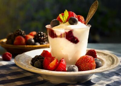 Griechischer-Joghurt-mit-gemischten-Beeren