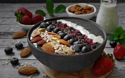 Smoothie Bowl mit Acai und gemischten Beeren