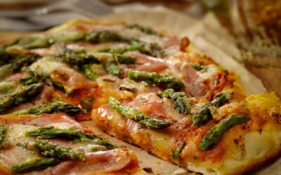 Pizza mit Spargel und Schinken