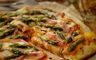 Pizza mit Spargel und Schinken