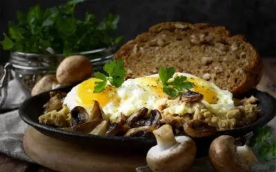 Rührei mit sautierten Pilzen und Vollkornbrot