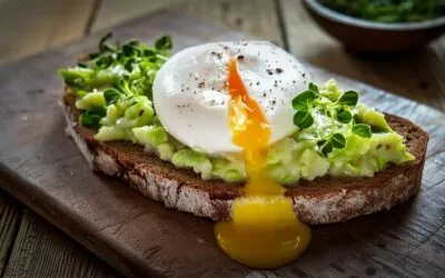 Pochiertes Ei auf Bauernbrot mit Avocado