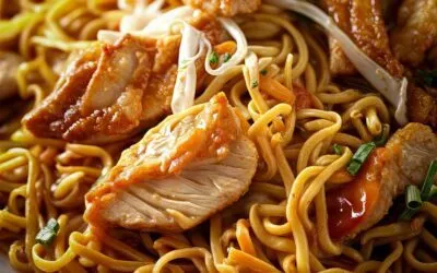 Chinesisch gebratene Nudeln mit Hühnchen