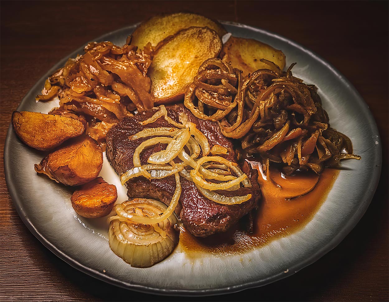 Zwiebelrostbraten mit Bratkartoffeln - Gesund gut Essen