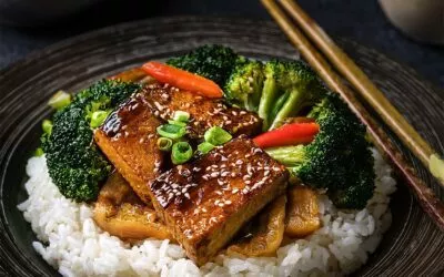 Teriyaki-Tofu-Steaks auf Reis mit asiatischem Gemüse