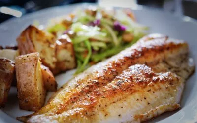 Gebratener Tilapia mit asiatischem Krautsalat und Bratkartoffeln