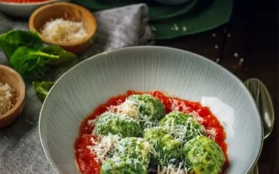 Italienische Malfatti mit Tomatensugo