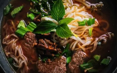 Thailändische scharfe Nudelsuppe mit Rindfleisch