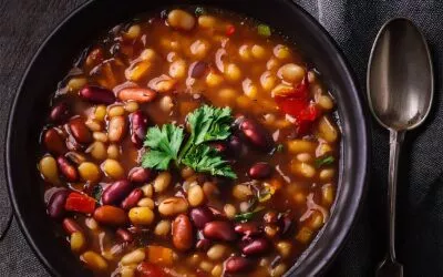 Bohnensuppe mit Kidneybohnen, Mais und Tomaten