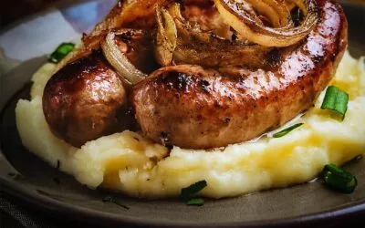 Rostbratwurst mit Kartoffelstampf und Röstzwiebeln