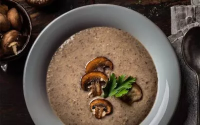 Pilzsuppe mit braunen Champignons