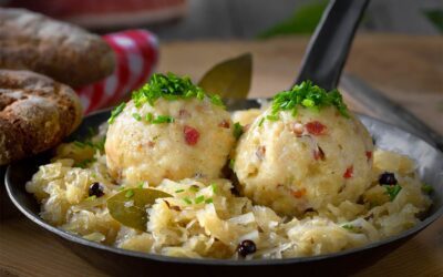 Südtiroler Speckknödel auf Sauerkraut