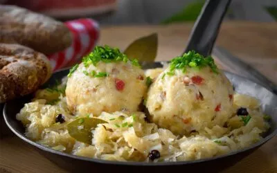 Südtiroler Speckknödel auf Sauerkraut