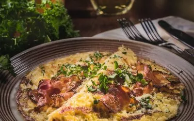 Tiroler Bauernomelette mit Speck, Zwiebeln und Käse
