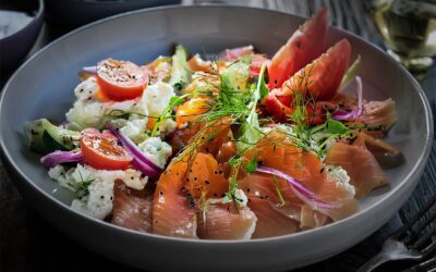 Räucherlachs mit Hüttenkäse und Gemüse