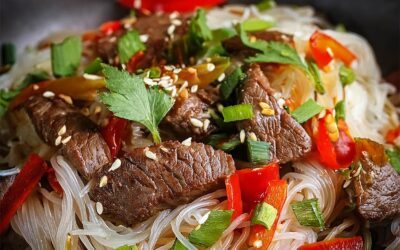 Reisnudeln mit Rinderstreifen, Paprika und frischem Koriander