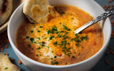Rote Linsensuppe mit Kokosmilch und Curry, dazu Naan Brot