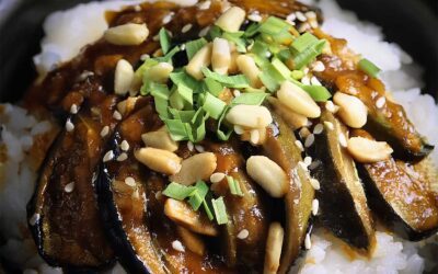 Gochujang-Aubergine mit gehackten Erdnüssen auf Reis