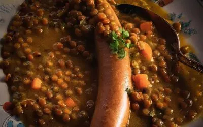 Linsensuppe mit Karotten und Würstchen