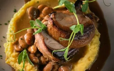 Porchetta auf Polenta mit Bohnen