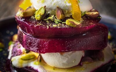 Rote Bete und Burrata mit Pistazien und Zitrusschale