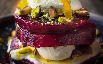 Rote Bete und Burrata mit Pistazien und Zitrusschale