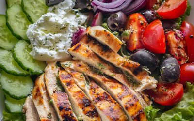 Griechischer Salat mit gegrillter Hähnchenbrust und Tzatziki