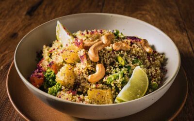 Quinoasalat mit Curry-Limetten-Dressing & glasierten Cashewkernen