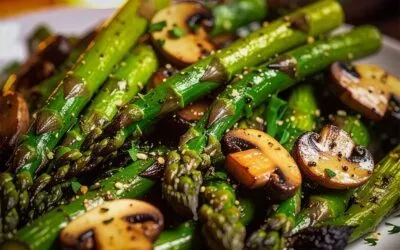 Gebratener grüner Spargel mit Champignons